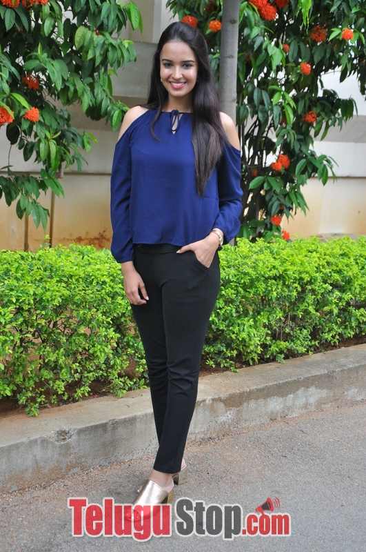 Poojitha ponnada stills- Photos,Spicy Hot Pics,Images,High Resolution WallPapers Download