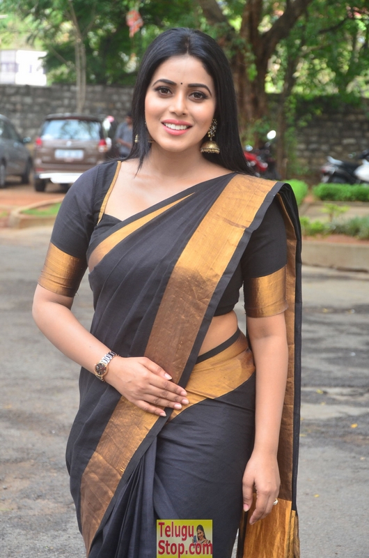 Poorna latest stills 3- Photos,Spicy Hot Pics,Images,High Resolution WallPapers Download