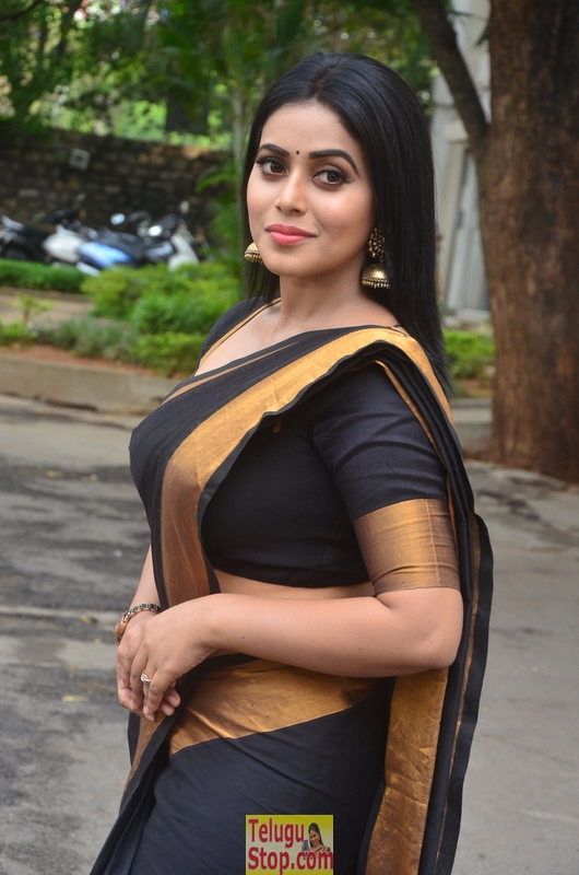 Poorna latest stills 3- Photos,Spicy Hot Pics,Images,High Resolution WallPapers Download