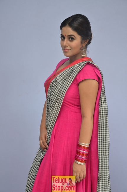 Poorna new stills- Photos,Spicy Hot Pics,Images,High Resolution WallPapers Download