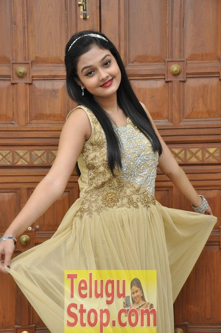 Pragathi latest pics- Photos,Spicy Hot Pics,Images,High Resolution WallPapers Download