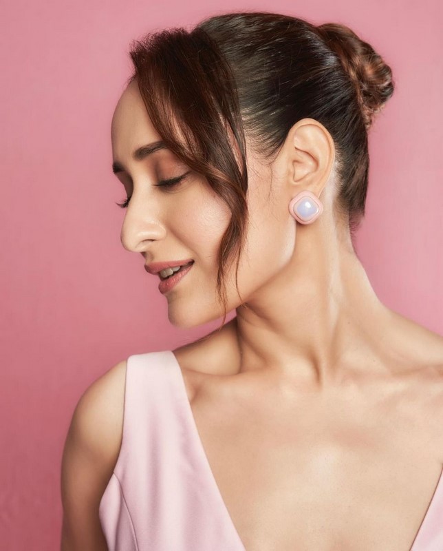 Pragya jaiswal glamorous treat photos are trending in internet-Pragya Jaiswal, Actresspragya, Pragyajaiswal Photos,Spicy Hot Pics,Images,High Resolution WallPapers Download