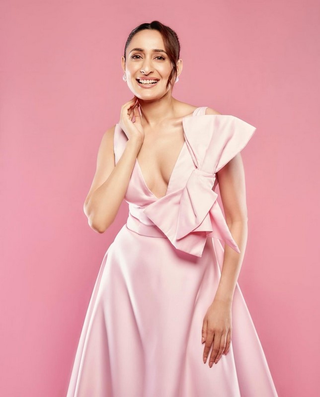 Pragya jaiswal glamorous treat photos are trending in internet-Pragya Jaiswal, Actresspragya, Pragyajaiswal Photos,Spicy Hot Pics,Images,High Resolution WallPapers Download