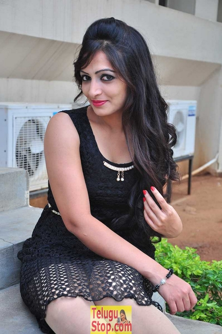 Priya vasista new stills- Photos,Spicy Hot Pics,Images,High Resolution WallPapers Download