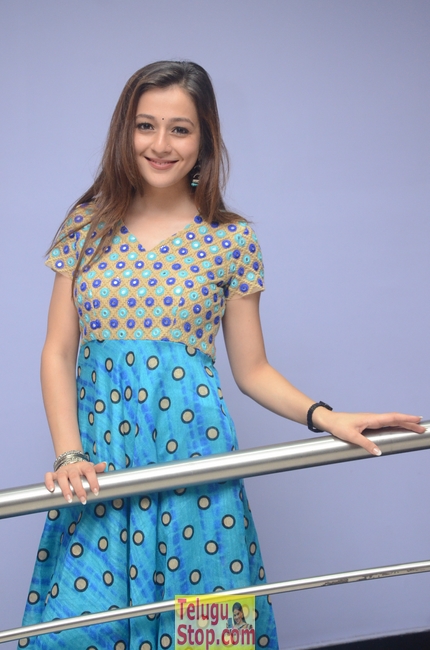 Priyal gor new stills- Photos,Spicy Hot Pics,Images,High Resolution WallPapers Download