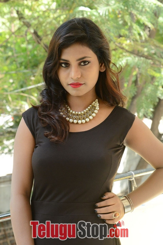 Priyanka new stills 8- Photos,Spicy Hot Pics,Images,High Resolution WallPapers Download