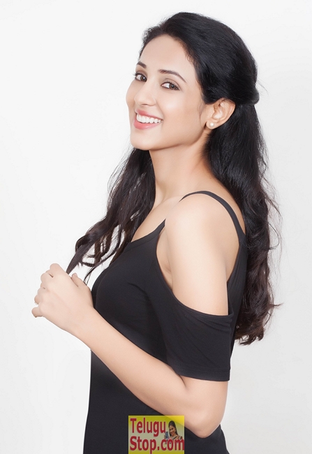 Priyashri new stills 2- Photos,Spicy Hot Pics,Images,High Resolution WallPapers Download