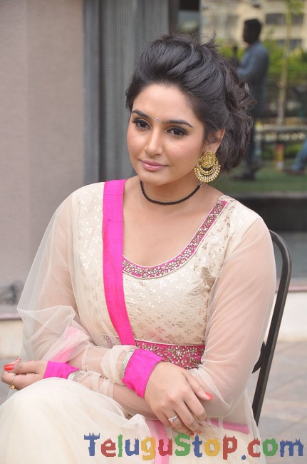 Ragini dwivedi latest images- Photos,Spicy Hot Pics,Images,High Resolution WallPapers Download