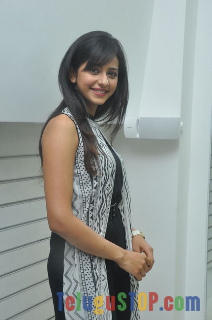Rakul preet singh latest pics- Photos,Spicy Hot Pics,Images,High Resolution WallPapers Download