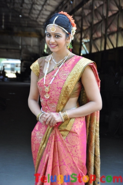 Rakul preet singh latest stills- Photos,Spicy Hot Pics,Images,High Resolution WallPapers Download