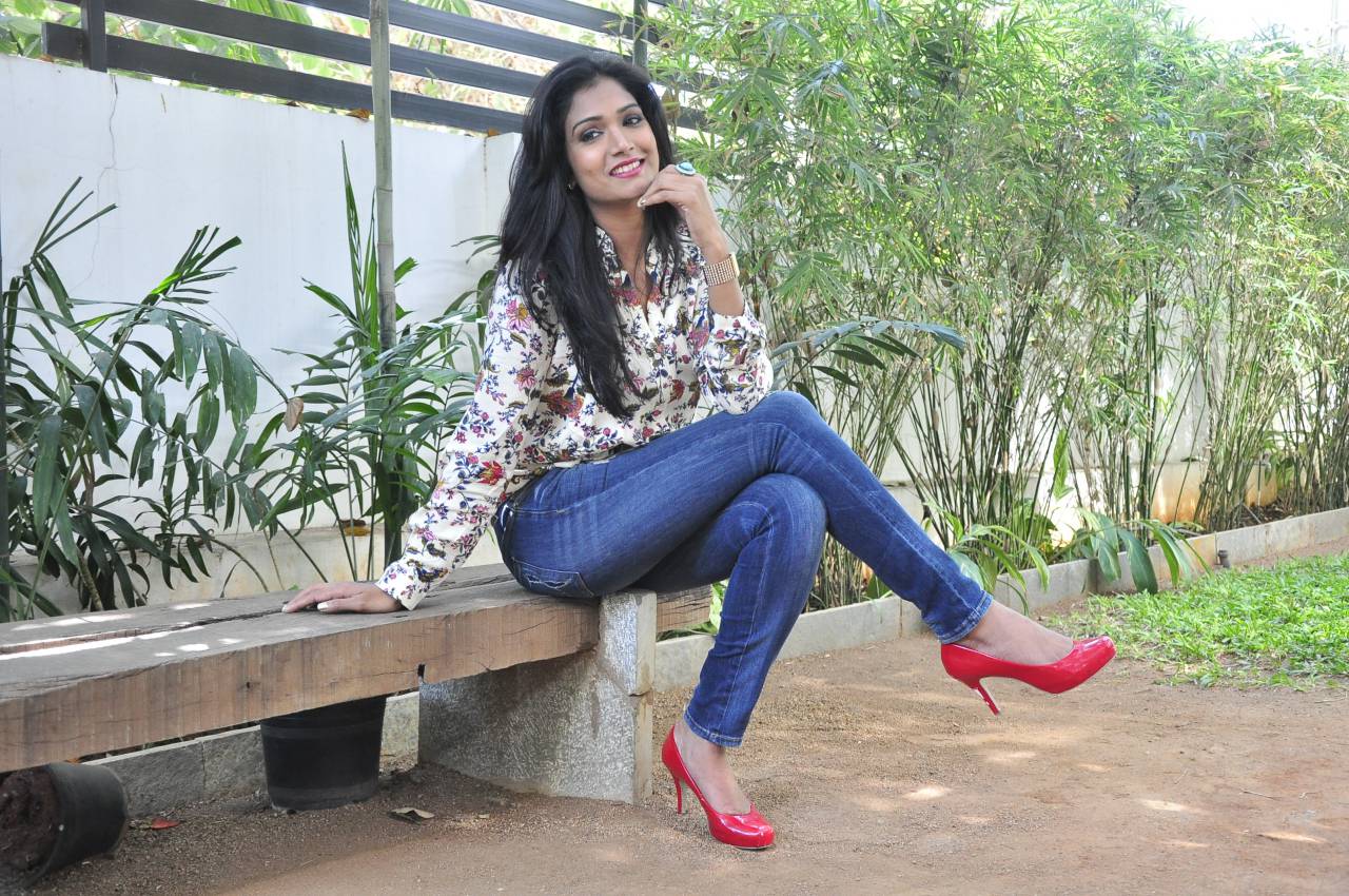 Ramya new stills 2- Photos,Spicy Hot Pics,Images,High Resolution WallPapers Download