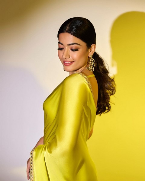Rashmika mandanna cant ignore her appealing looks seen delightful images- Photos,Spicy Hot Pics,Images,High Resolution WallPapers Download