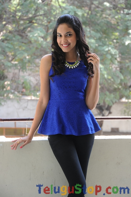 Reetu varma new stills- Photos,Spicy Hot Pics,Images,High Resolution WallPapers Download