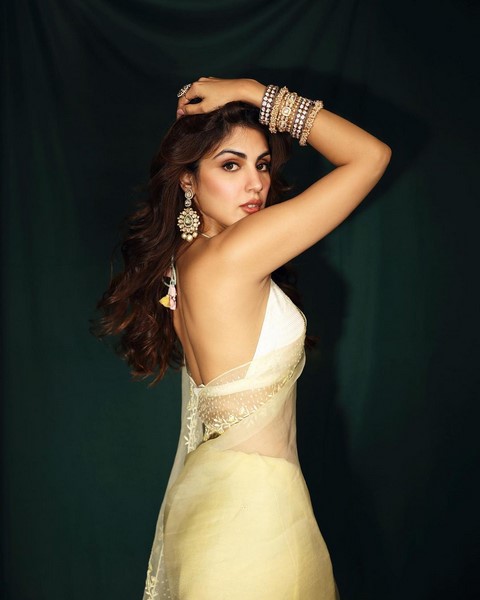 Rhea chakraborty is mind blowing in a knife like look-Indianactress, Rheachakraborty, Telguactress Photos,Spicy Hot Pics,Images,High Resolution WallPapers Download