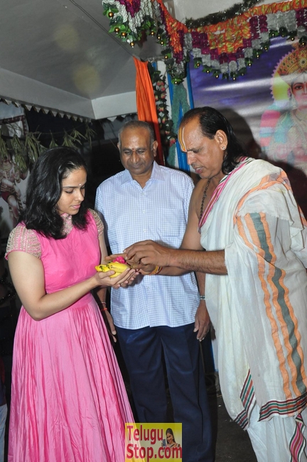 Saina nehwal visits film nagar temple- Photos,Spicy Hot Pics,Images,High Resolution WallPapers Download
