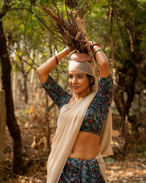 Sakshi agarwal image in half saree with waist and navel beauty-Actresssakshi, Sakshi Agarwal, Sakshiagarwal Photos,Spicy Hot Pics,Images,High Resolution WallPapers Download