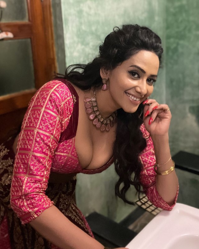 Sanjana singh flaunts boss lady vibes in this pictures-Actresssanjana, Sanjana Singh, Sanjanasingh Photos,Spicy Hot Pics,Images,High Resolution WallPapers Download