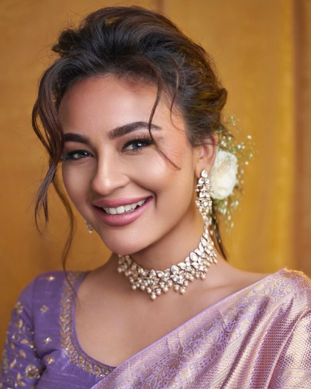 Seerat kapoor looks gorgeous in saree-Actressseerat, Seerat Kapoor, Seeratkapoor Photos,Spicy Hot Pics,Images,High Resolution WallPapers Download