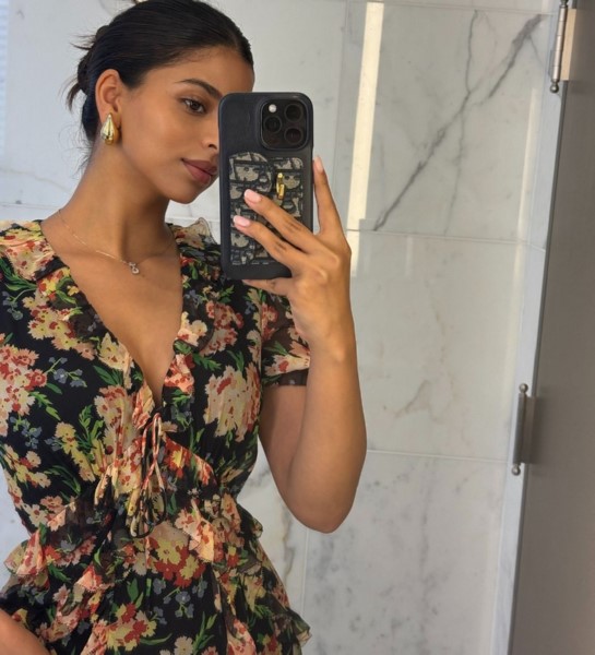 Shah rukh khans daughter suhana khan looks beautiful in a traditional dress-Shahrukhkhan, Suhana Khan, Suhanakhan, Suhana Khan Hot, Suhana Khana Photos,Spicy Hot Pics,Images,High Resolution WallPapers Download
