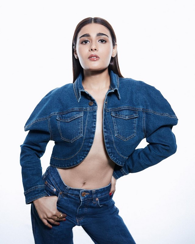 Shalini pandey unbuttoned her blue jacket and created a crazy with beauty-@shalinipandey, Shalini Pandey, Shalinipandey Photos,Spicy Hot Pics,Images,High Resolution WallPapers Download