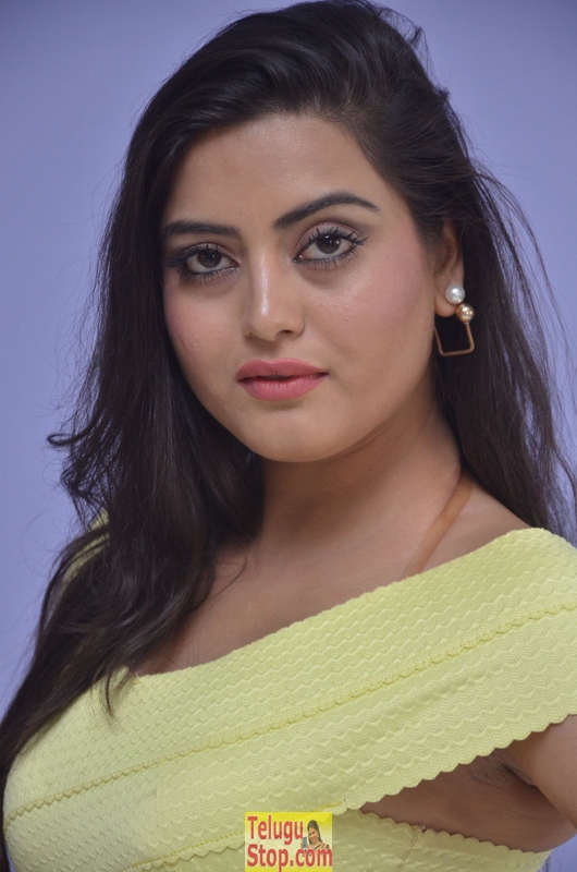 Shipra gaur latest stills- Photos,Spicy Hot Pics,Images,High Resolution WallPapers Download