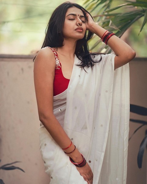 Shivani rajashekar dazzles in spicy white saree with matching blouse-Actressshivani, Rajashekar, Shivani Photos,Spicy Hot Pics,Images,High Resolution WallPapers Download