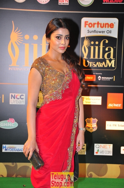 Shriya saran latest stills- Photos,Spicy Hot Pics,Images,High Resolution WallPapers Download