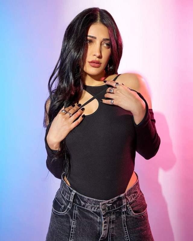 Shruti haasan is turning up the heat for the boys in black color dress killing looks-@shrutihaasan, Shrutihaasan, Shruti Haasan Photos,Spicy Hot Pics,Images,High Resolution WallPapers Download