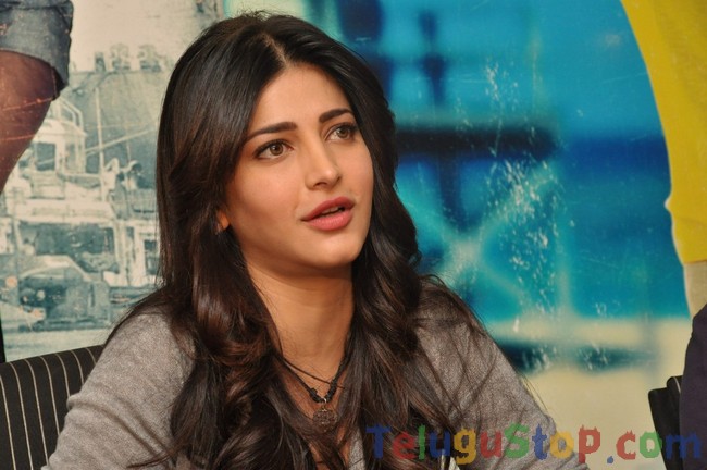 Shruti haasan latest stills- Photos,Spicy Hot Pics,Images,High Resolution WallPapers Download