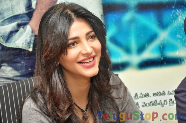 Shruti haasan latest stills- Photos,Spicy Hot Pics,Images,High Resolution WallPapers Download