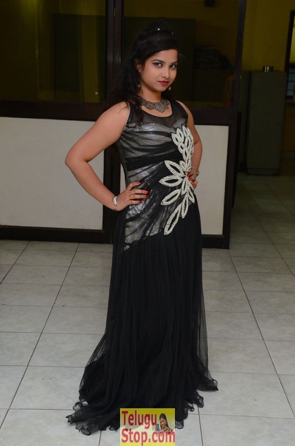 Sirisha dasari new stills- Photos,Spicy Hot Pics,Images,High Resolution WallPapers Download