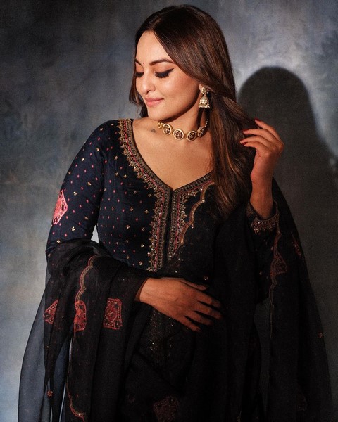 Sonakshi sinha goes viral with new stills-Actresssonakshi, Sonakshi, Shahidkapoor, Sonakshi Sinha, Sonakshisinha Photos,Spicy Hot Pics,Images,High Resolution WallPapers Download