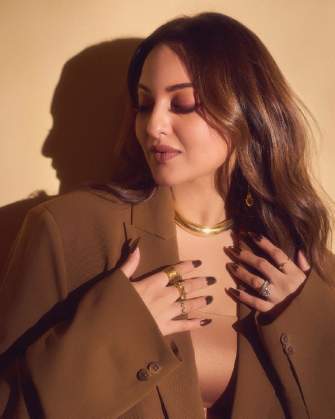 Sonakshi sinha is rocking stylish looks-Actresssonakshi, Hotactress, Hotindian, Indianactress, Sonakshi Sinha, Sonakshisinha Photos,Spicy Hot Pics,Images,High Resolution WallPapers Download