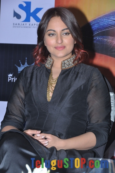 Sonakshi sinha new stills- Photos,Spicy Hot Pics,Images,High Resolution WallPapers Download