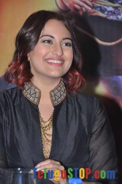Sonakshi sinha new stills- Photos,Spicy Hot Pics,Images,High Resolution WallPapers Download