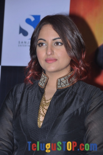 Sonakshi sinha new stills- Photos,Spicy Hot Pics,Images,High Resolution WallPapers Download