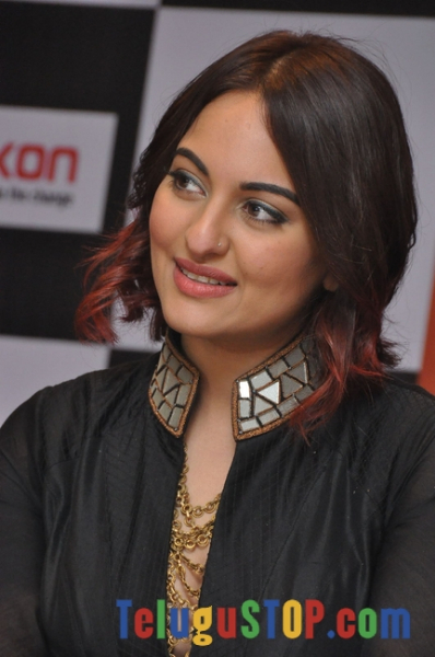 Sonakshi sinha new stills- Photos,Spicy Hot Pics,Images,High Resolution WallPapers Download