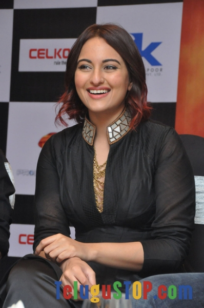 Sonakshi sinha new stills- Photos,Spicy Hot Pics,Images,High Resolution WallPapers Download