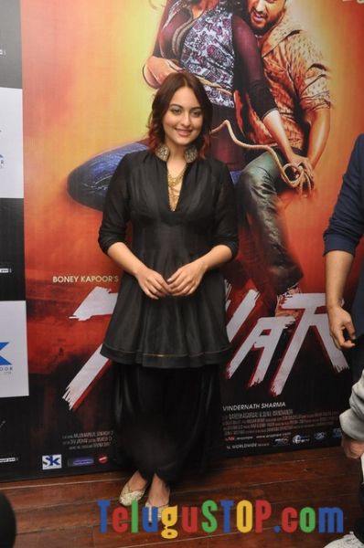 Sonakshi sinha new stills- Photos,Spicy Hot Pics,Images,High Resolution WallPapers Download