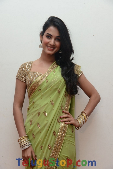 Sonal chauhan new stills- Photos,Spicy Hot Pics,Images,High Resolution WallPapers Download