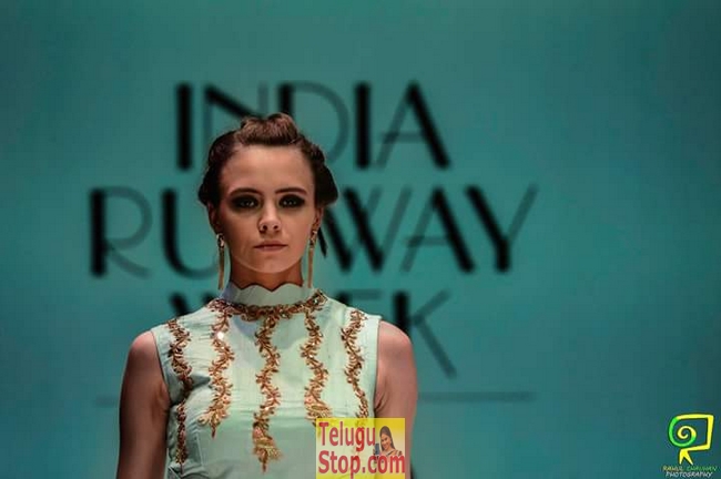 Songstress of love at the india runway week- Photos,Spicy Hot Pics,Images,High Resolution WallPapers Download