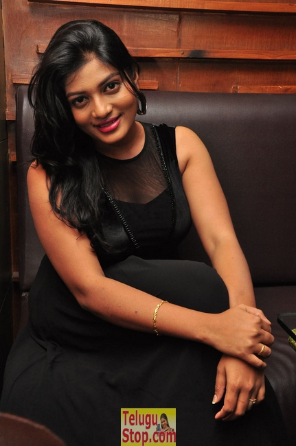 Soumya latest pics- Photos,Spicy Hot Pics,Images,High Resolution WallPapers Download