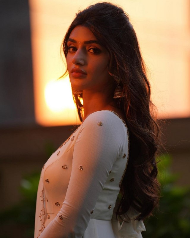 Sreeleela crazy looks are shaking the internet-Sreeleela, Sreeleela Age, Sreeleelaallu, Sreeleela List, Sreeleelanative, Sreeleelaphone Photos,Spicy Hot Pics,Images,High Resolution WallPapers Download