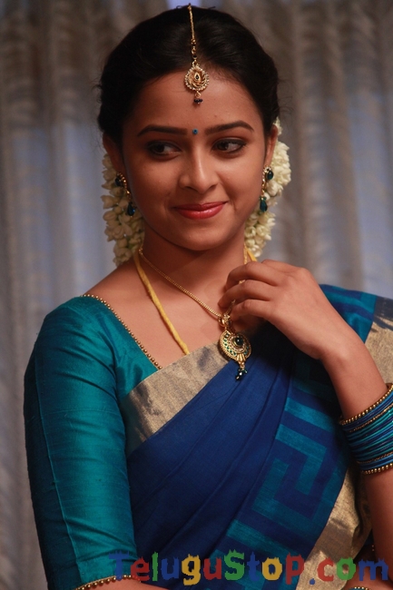 Sri divya pics- Photos,Spicy Hot Pics,Images,High Resolution WallPapers Download