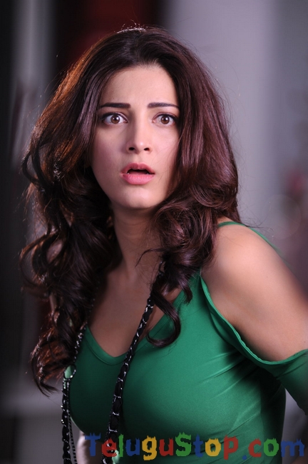 Sruthi hassan latest stills 2- Photos,Spicy Hot Pics,Images,High Resolution WallPapers Download