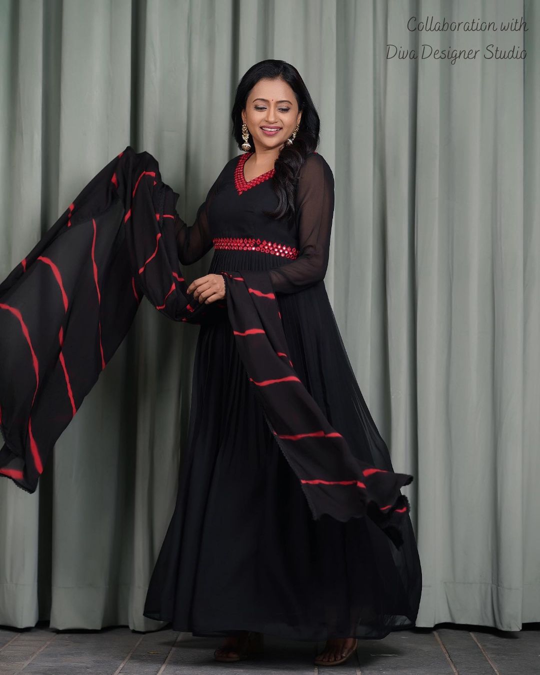 Suma kanakala looks graceful and ups her style in this clicks-Kanakala Latest, Kanakala, Kanakala Shows, Anchorsuma Photos,Spicy Hot Pics,Images,High Resolution WallPapers Download