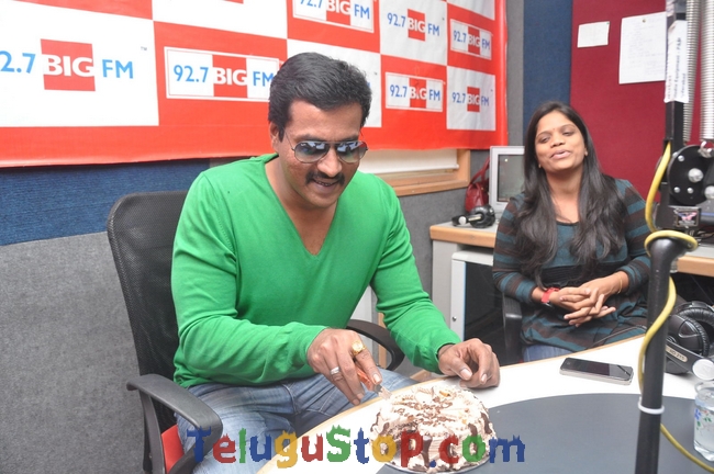 Sunil promotes bheemavaram bullodu at 92 7 big fm- Photos,Spicy Hot Pics,Images,High Resolution WallPapers Download