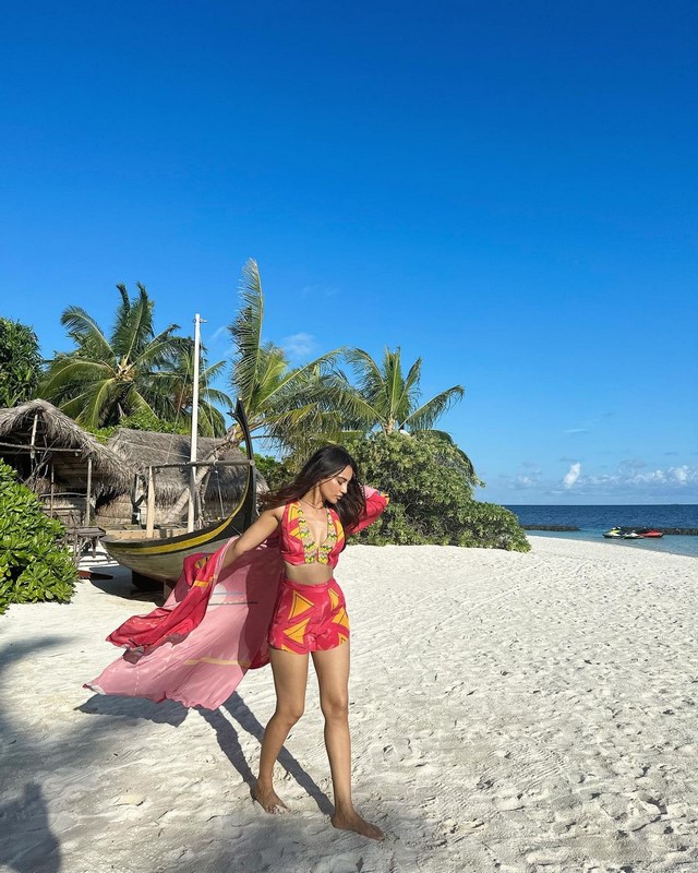 Surbhi jyoti images in a romantic look on the beach-Surbhi Jyoti, Surbhijyoti, Surbhi Photos,Spicy Hot Pics,Images,High Resolution WallPapers Download