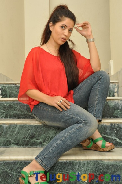 Swetha khade stills- Photos,Spicy Hot Pics,Images,High Resolution WallPapers Download