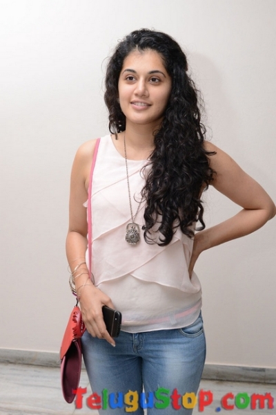 Tapsee latest pics- Photos,Spicy Hot Pics,Images,High Resolution WallPapers Download